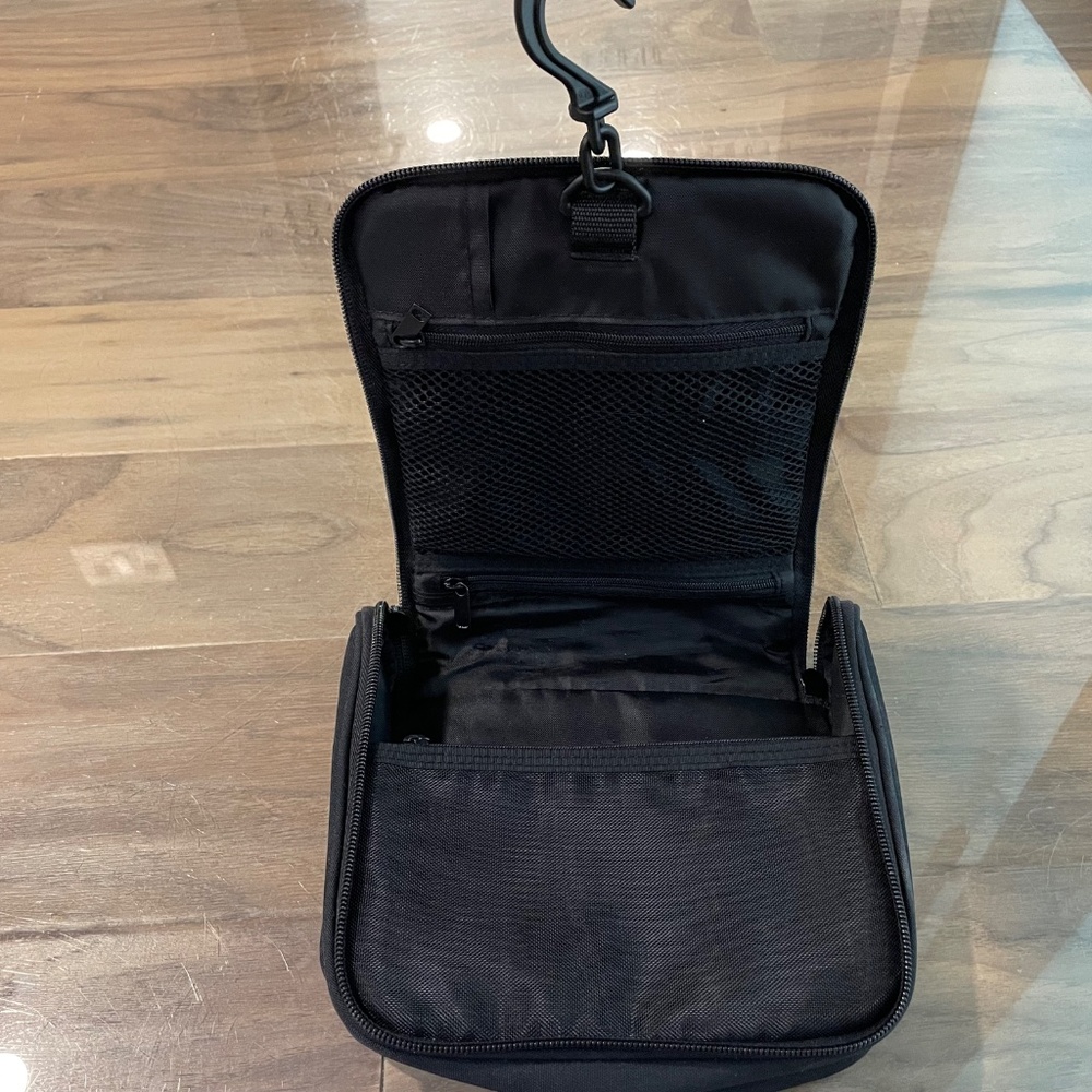 Excellent Condition Hanging Travel Toiletry Bag